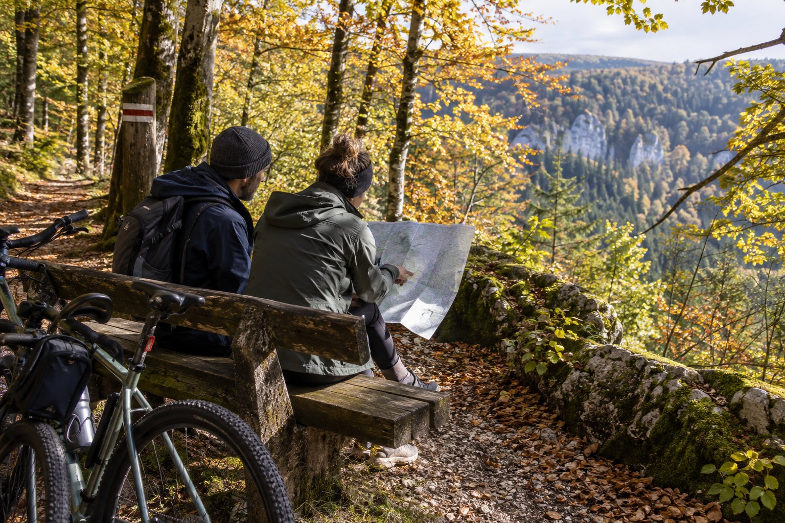 Zwei Reisende studieren im Jurawald eine Karte
